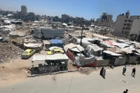 ابتكار طيني في غزة.. صانع محتوى يحتمي من الرصاص والطقس بمسكن بديل