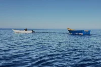 رحلة محفوفة بالمخاطر.. اب وابنه من غزة يقطعان بحر ايجه سباحة نحو اليونان