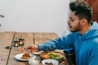سر العلاقة بين الامعاء والدماغ في تخزين ذكريات الطعام