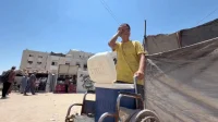 كفاح البقاء في غزة.. بيع الماء البارد لتوفير لقمة العيش وسط الركام