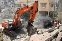 سباق مع الزمن في غزة.. حفار وحيد يواجه ركام الإبادة لاستعادة آلاف المفقودين