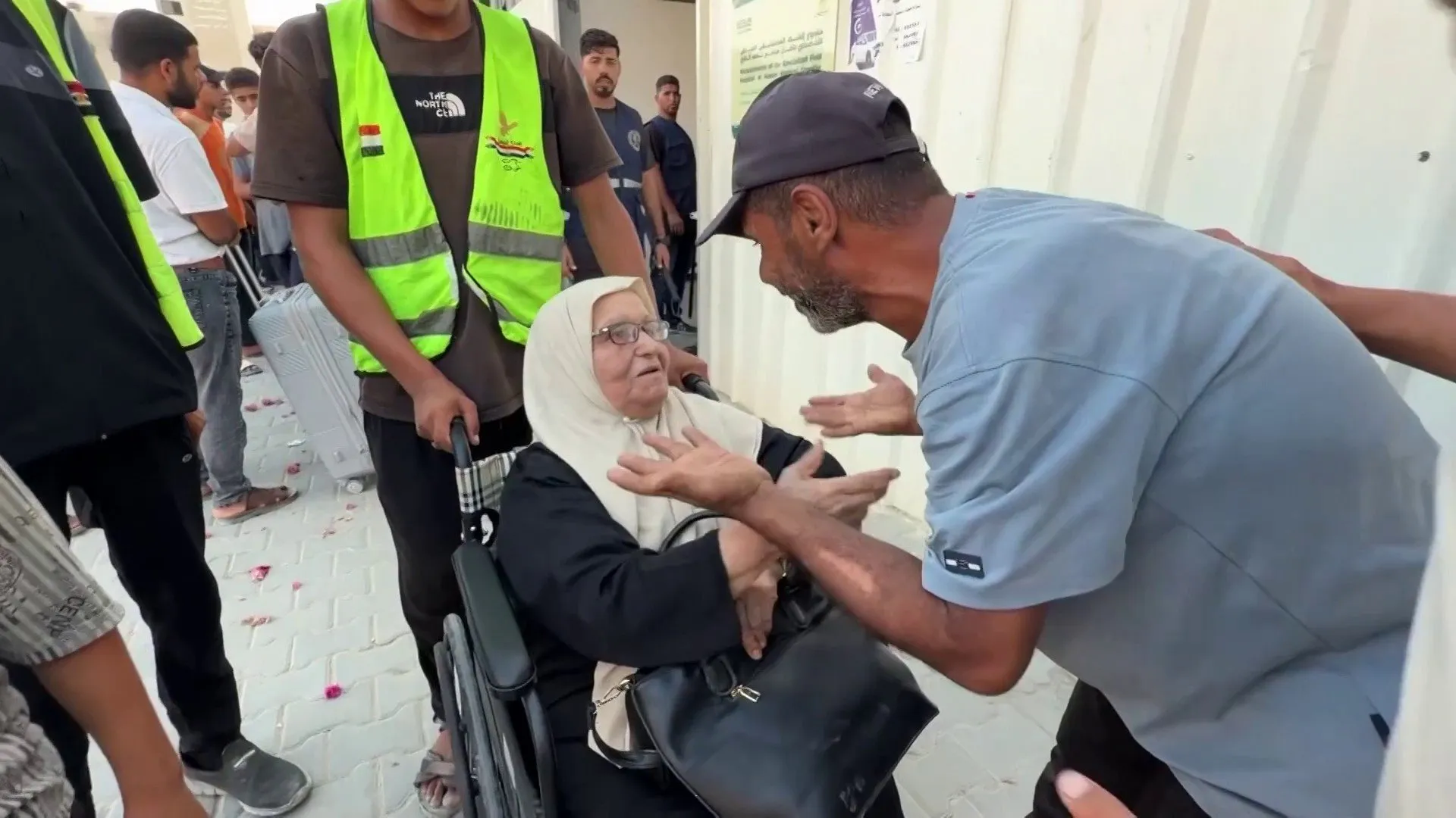 رحلة العودة الى غزة محطات من العذاب والتفتيش القسري على المعابر