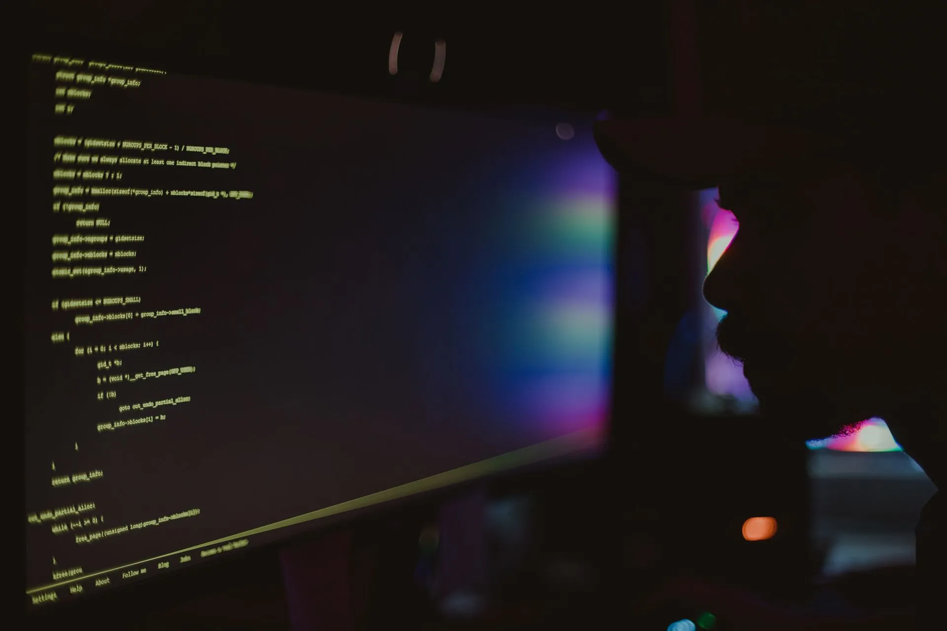 خطر الوكيل الذكي: كيف يتحول مساعدك الرقمي الى جاسوس داخل مؤسستك؟