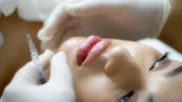 حقن حمض الهيالورونيك للوجه.. بين وعود النضارة ومخاطر التجميل