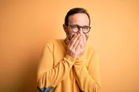 الضحك العصبي في المواقف الصعبة.. هل هو خلل نفسي ام حيلة دفاعية لا ارادية؟