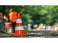 تحويلات مرورية لتركيب جسر مشاة في شارع الأردن