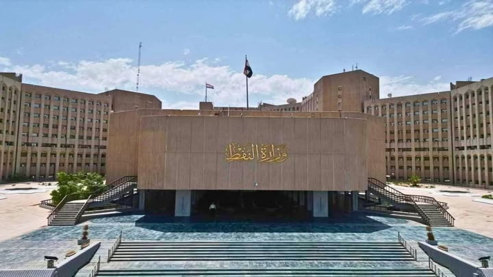 غموض يحيط بحادثة استهداف ناقلة نفط داخل المياه الاقليمية العراقية