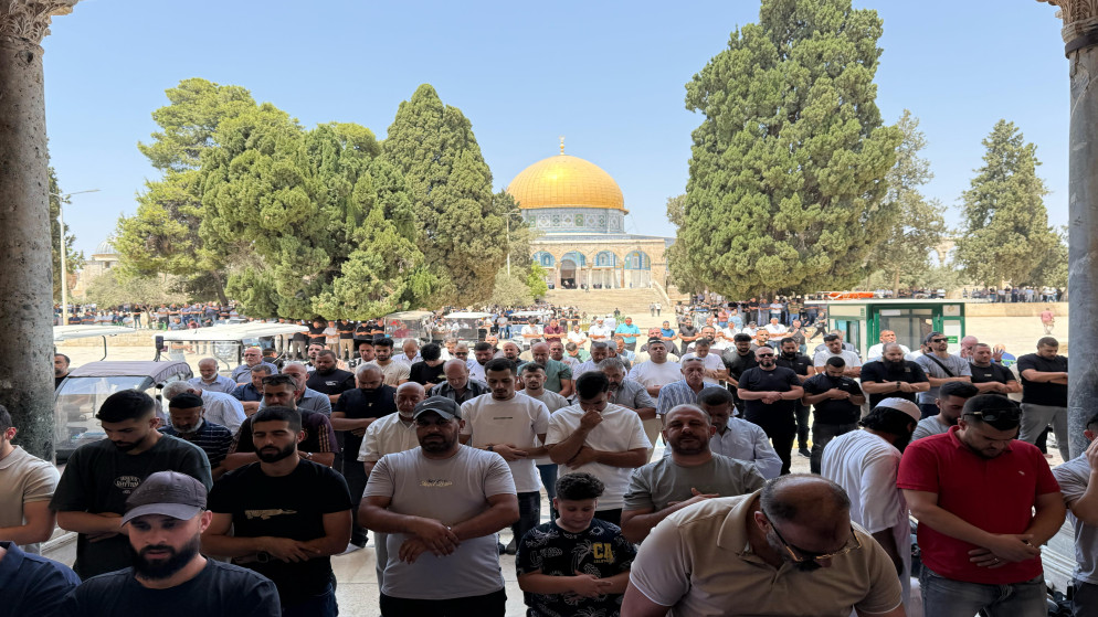 حشود كبيرة تتحدى قيود الاحتلال وتؤدي صلاة الجمعة في رحاب المسجد الاقصى