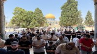 حشود كبيرة تتحدى قيود الاحتلال وتؤدي صلاة الجمعة في رحاب المسجد الاقصى