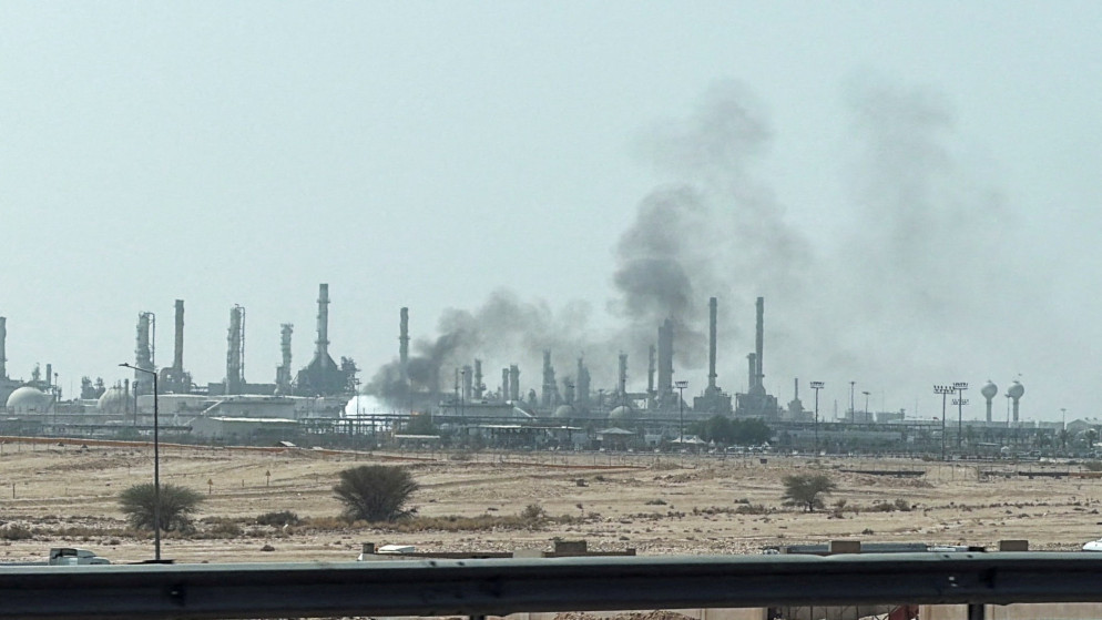 تصاعد اعمدة الدخان في محيط منشات ارامكو جنوبي الرياض