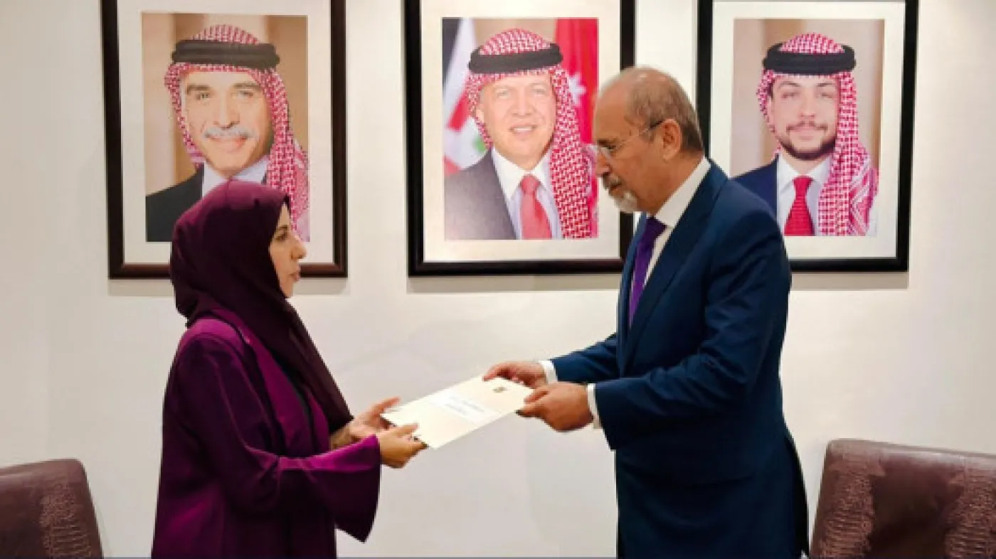الصفدي يتسلّم رسالة موجهة إلى الملك من رئيس مجلس القيادة اليمني