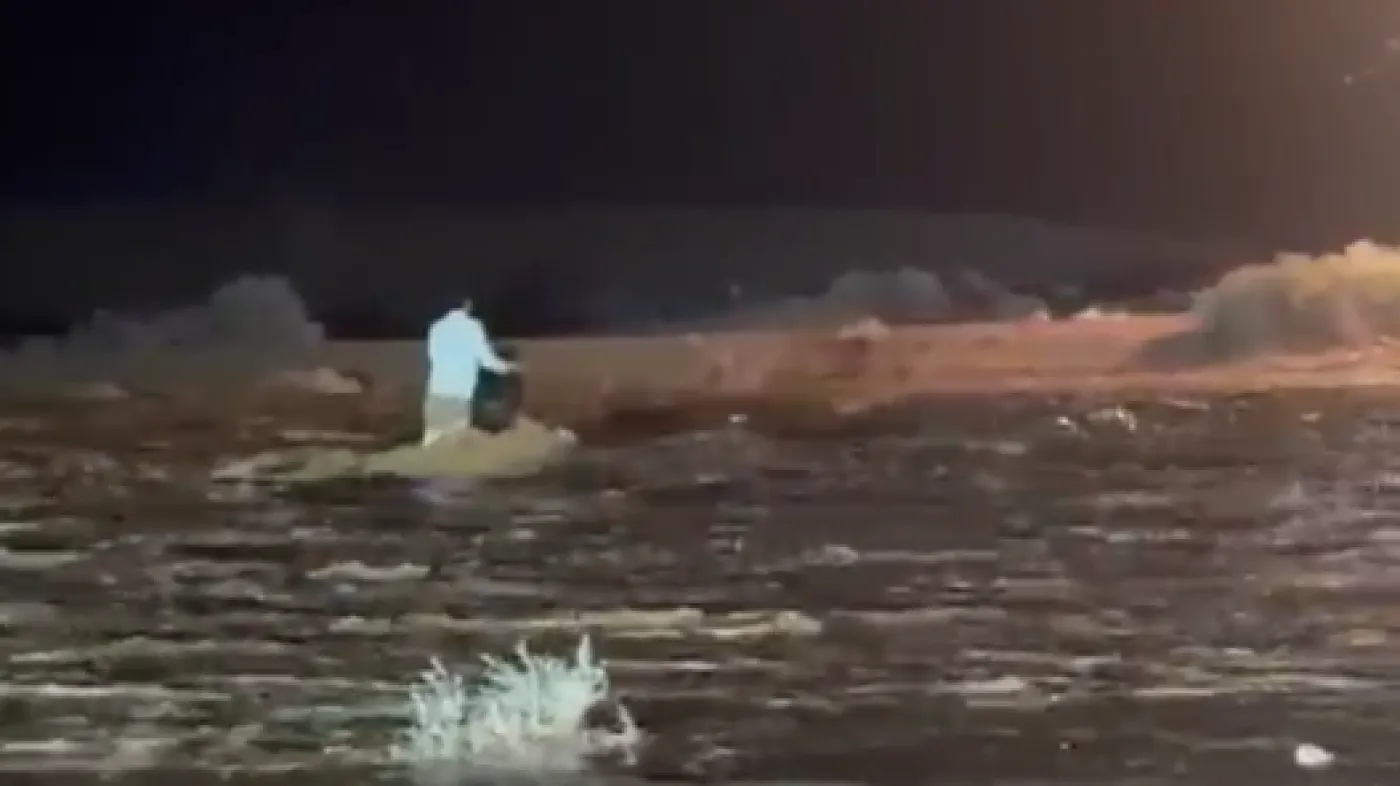 إنقاذ شخصين من مجرى أحد السيول والبحث عن ثالث مفقود في الرويشد