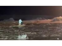 إنقاذ شخصين من مجرى أحد السيول والبحث عن ثالث مفقود في الرويشد