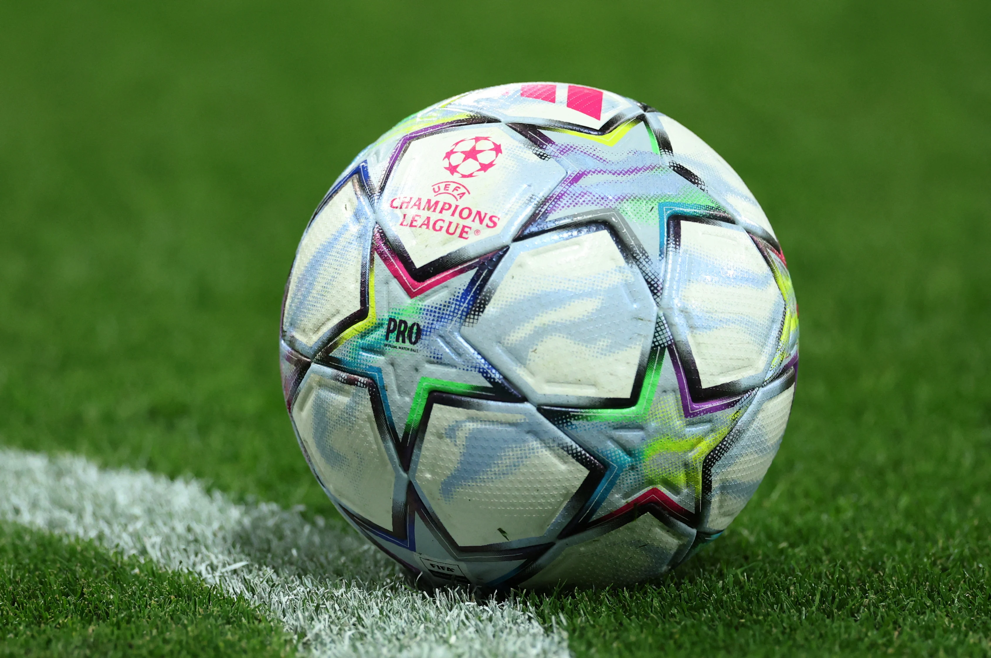 قمم نارية في دوري ابطال اوروبا: باريس وبرشلونة في صدام العمالقة
