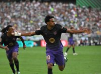 برشلونة يكتسح ريال بيتيس ويحلق في صدارة الدوري الاسباني
