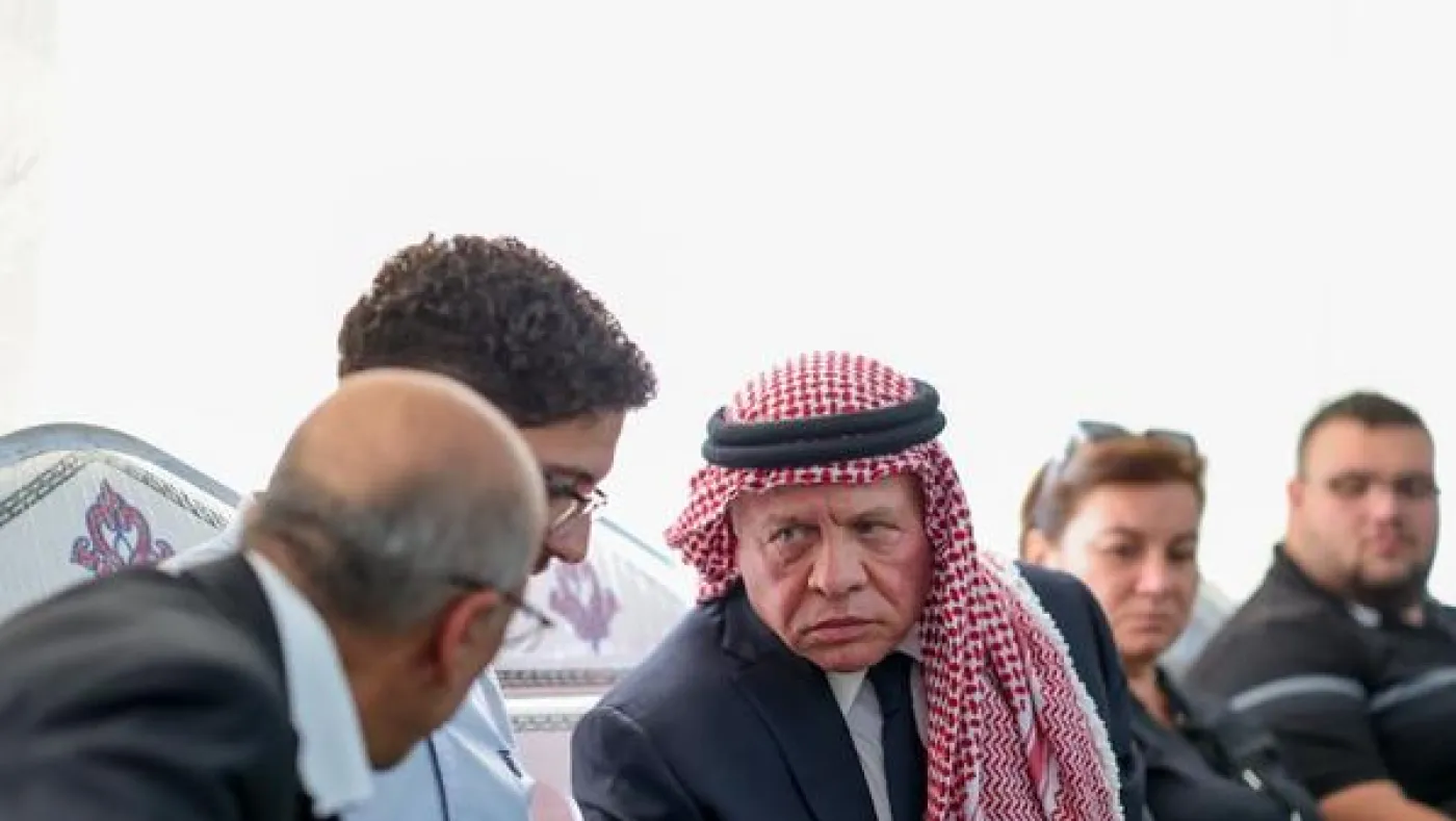 الملك يقدم واجب العزاء لذوي شهداء العملية الإرهابية في الكرك