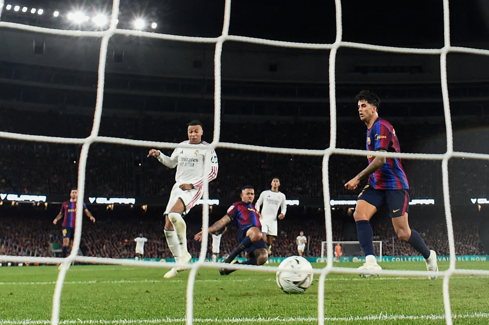 مبابي يزلزل الكلاسيكو ويمنح ريال مدريد فوزا ثمينا امام برشلونة