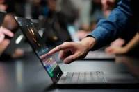 ثورة في عالم ماك بوك.. ابل تكسر قواعد ستيف جوبز وتطرح اول حاسوب بشاشة لمس